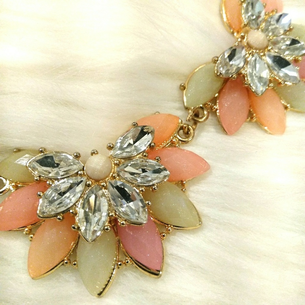 Gorgeous Statement Necklace - Picture 2 of 6